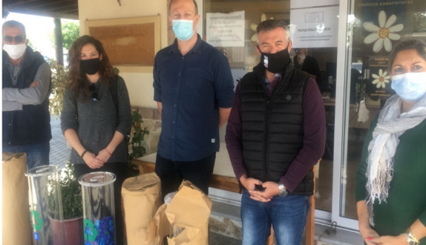 Δωρεά της Ύπατης Αρμοστείας 5 στήλες πλεξιγκλάς για καπάκια στην Υπηρεσία περιβάλλοντος του Δήμου Κω
