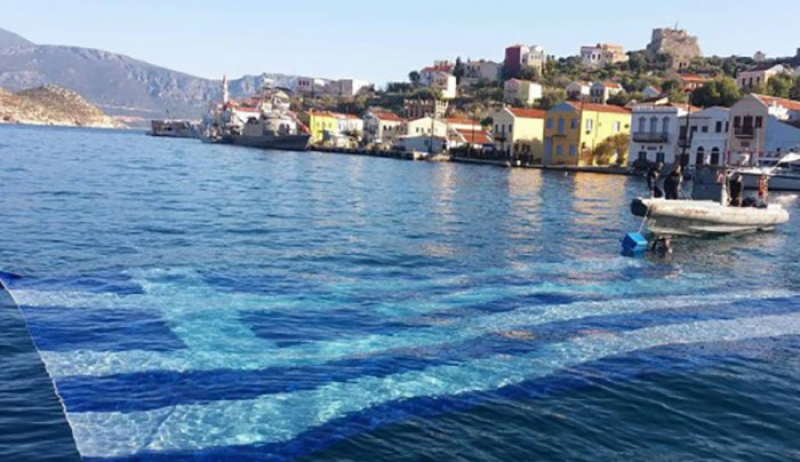 Στο Καστελόριζο η μεγαλύτερη υποβρύχια ελληνική σημαία (βίντεο)