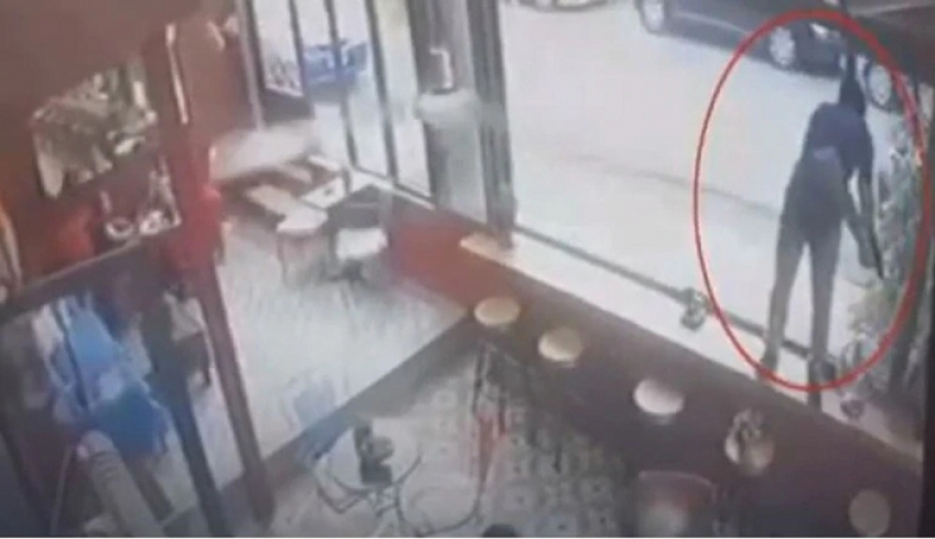 Βίντεο ντοκουμέντο: Καρέ καρέ η εν ψυχρώ δολοφονία Κούρδου σε καφετέρια στο Περιστέρι