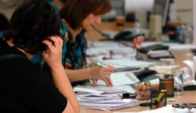 Με νόμο καταργούν την υποχρεωτική συνταξιοδότηση για δημοσίους υπαλλήλους με 35ετία και 60ο έτος ηλικίας