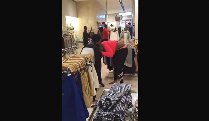 Γυναίκες πλακώνονται στο ξύλο μέσα στα Zara (Video)