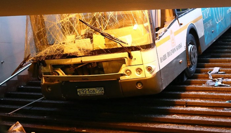 Τρόμος: Λεωφορείο «σάρωσε» διάβαση πεζών – 4 νεκροί! Συγκλονιστικά βίντεο