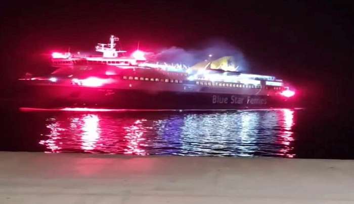 Το Blue star Chios τίμησε την επέτειο του Ολοκαυτώματος της Η.Ν. Κάσου, με εντυπωσιακή είσοδο στο λιμάνι