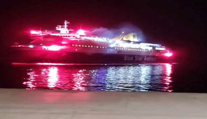Το Blue star Chios τίμησε την επέτειο του Ολοκαυτώματος της Η.Ν. Κάσου, με εντυπωσιακή είσοδο στο λιμάνι