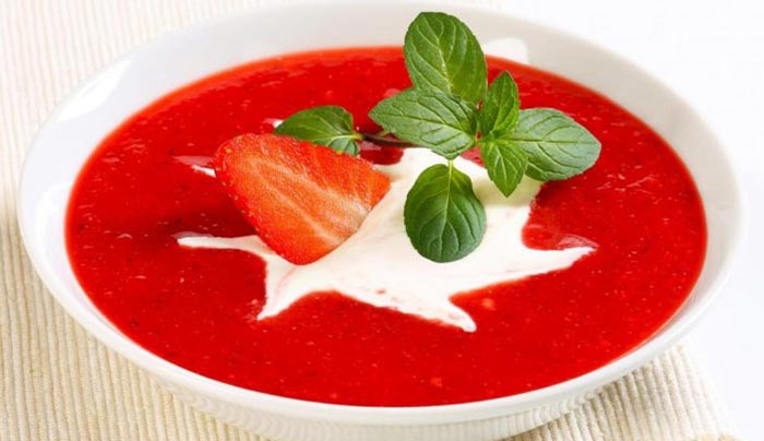 Τι εννοείς είναι καλοκαίρι και δεν τρώνε σούπα; -Δροσερή σούπα φράουλας με 4 μόνο υλικά!!!