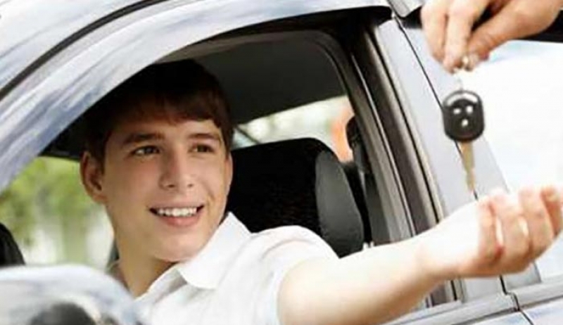 Δίπλωμα οδήγησης στα 17 εξετάζει το υπουργείο Μεταφορών