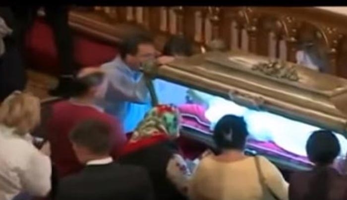 Ουρές Καθολικών για να προσκυνήσουν την 11χρονη που ανακηρύχθηκε Αγία (Βίντεο)