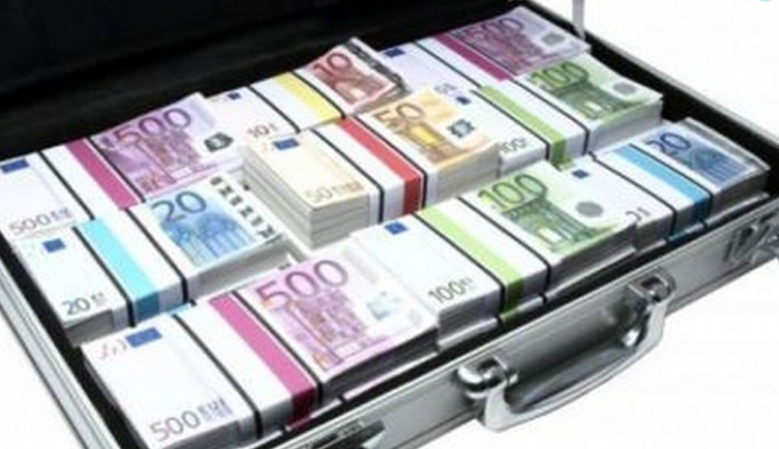 Μετρητά σε βαλίτσες και εμβάσματα σε offshore