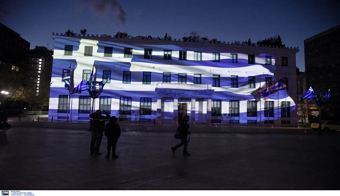 25η Μαρτίου: «Ντύθηκαν» στα γαλανόλευκα εμβληματικά κτίρια σε Αθήνα και Πειραιά (pics)