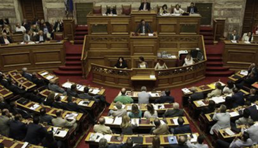 Προκαλεί η Χρυσή Αυγή σιο Κοινοβούλιο: Ο μόνος εκλεγμένος ΠτΔ ήταν ο Παπαδόπουλος