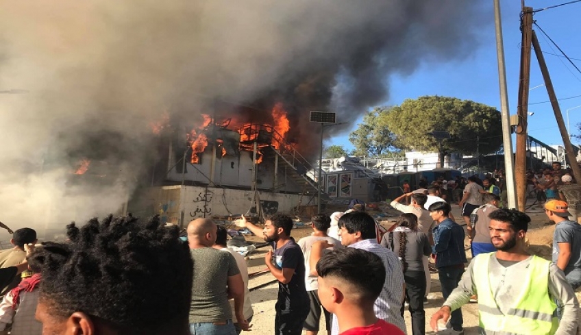 Κόλαση στη Μόρια: Μία γυναίκα και ένα παιδί απανθρακώθηκαν – Πέντε τραυματίες μετά από επεισόδια