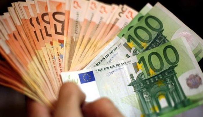 Το «πλαστικό χρήμα» σώζει το αφορολόγητο