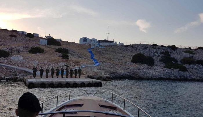 Στο Φαρμακονήσι διανυκτέρευσε ο αρχηγός ΓΕΣ-Βίντεο από την έπαρση της ελληνικής σημαίας