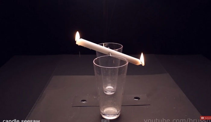 Όταν έβαζε ένα κερί ανάμεσα από δύο ποτήρια, δεν περίμενε να συμβεί κάτι τέτοιο… (Βίντεο)