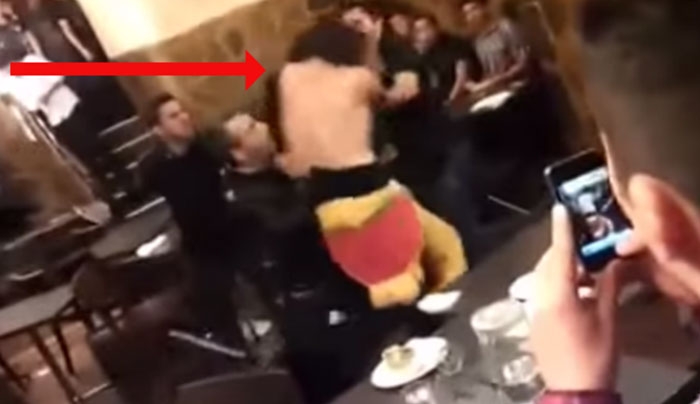 Άγριο ΞΥΛΟ σε ταβέρνα! Δεν έμεινε ΤΙΠΟΤΑ όρθιο! Στο 1,32 προσέξτε το σερβιτόρο με τα μαύρα!