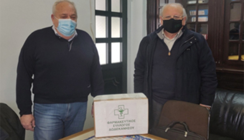 Από το Φαρμακευτικό Σύλλογο Δωδεκανήσου παραδόθικε σήμερα συσκευή ανίχνευσης φλεβών για τις ανάγκες των πολιτών δια του εκπροσώπου κ. Μουζουράκη Ευάγγελο