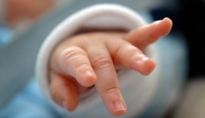 Αδιανόητο! Έδωσε ναρκωτικά στο μωρό για να μην κλαίει – Χειροπέδες στη μητέρα και τον σύντροφό της