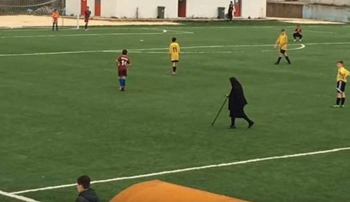 Απίστευτη Ελληνίδα γιαγιά - Διασχίζει γήπεδο και διακόπτει αγώνα ποδοσφαίρου [βίντεο]