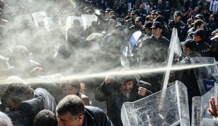 Μεγάλες διαδηλώσεις με συγκρούσεις, δακρυγόνα και ξύλο σε Κωνσταντινούπολη και Άγκυρα