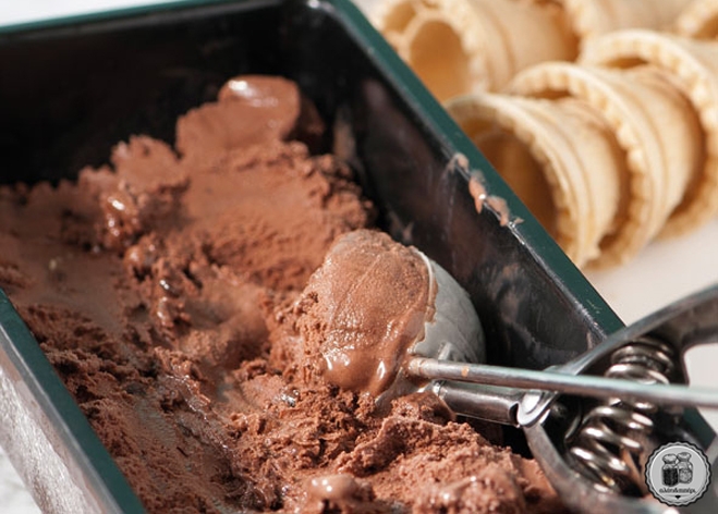 Παγωτό σοκολάτας με ζεστή σάλτσα σοκολάτας ΠΙΟ ΣΟΚΟΛΑΤΑ ΔΕΝ ΓΙΝΕΤΑΙ