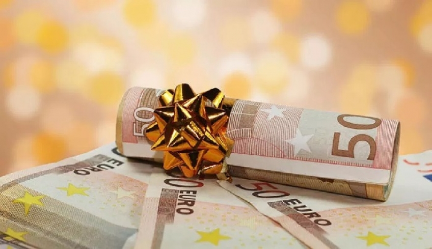 «Βόμβα» από Κομισιόν: Επαναφορά των δώρων μόνο με περικοπές