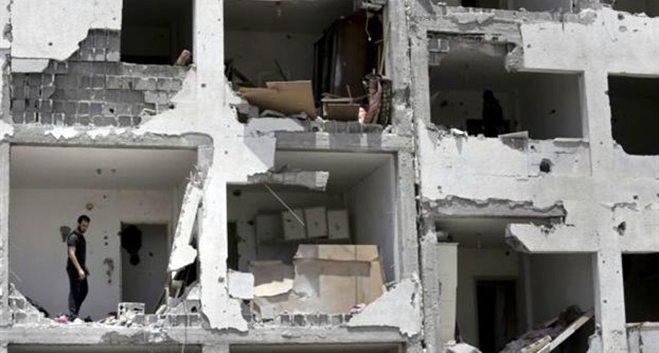 Παλαιστίνιος κοιτάζει τα ερείπια που κάποτε ήταν η κρεβατοκάμαρά του στη βόρεια Γάζα (AP Photo/Adel Hana)