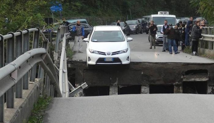 Φρικτό δυστύχημα στην Ιταλία: Κατέρρευσε γέφυρα συνθλίβοντας διερχόμενα αυτοκίνητα (φωτό-βίντεο)