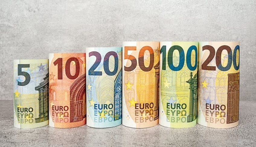 Τι θα συμβεί αν βάλετε για πλύσιμο ένα χαρτονόμισμα του ευρώ; - Δείτε βίντεο