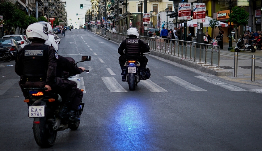Την «έπεσαν» σε κοπέλες και αυτές φώναξαν τα ξαδέρφια - Χαμός και ξύλο σε παραλία της Επανομής