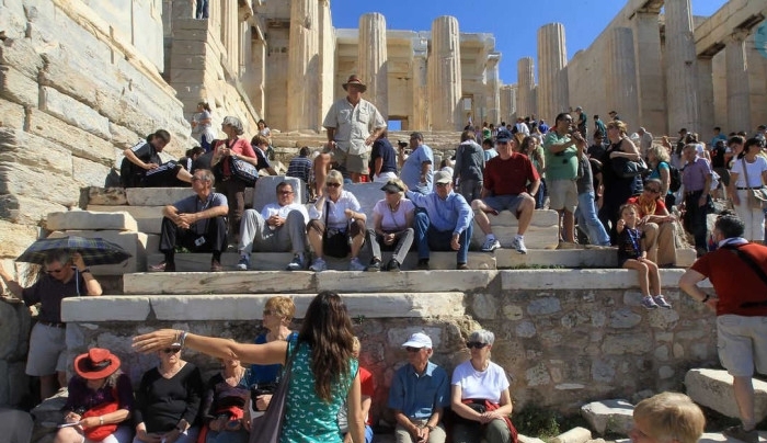 Guardian: Μπορεί η Ελλάδα να αντέξει το ρεκόρ τουριστών;