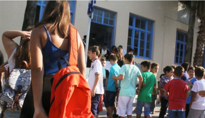 Σχολεία: Αντίστροφη μέτρηση για το πρώτο κουδούνι – Όλα όσα πρέπει να γνωρίζουν μαθητές και γονείς