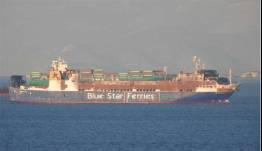 Φωτιά Blue Carrier 2 : Οδηγήθηκε ρυμουλκούμενο προς Ελευσίνα – Δείτε το ανοιχτά του Πειραιά [video]